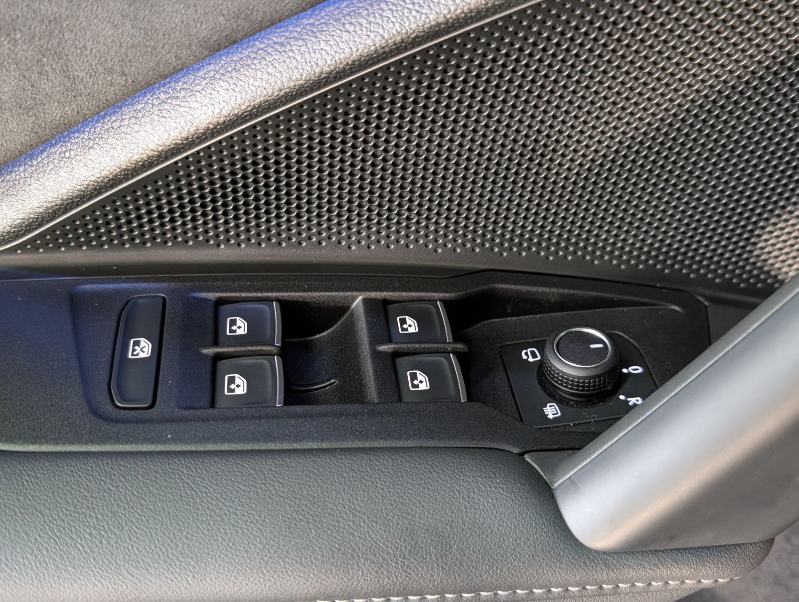 Fahrzeugabbildung Volkswagen Tayron R-Line 360°H&K HUD PANO IQ-LIGHT BLACK 7S