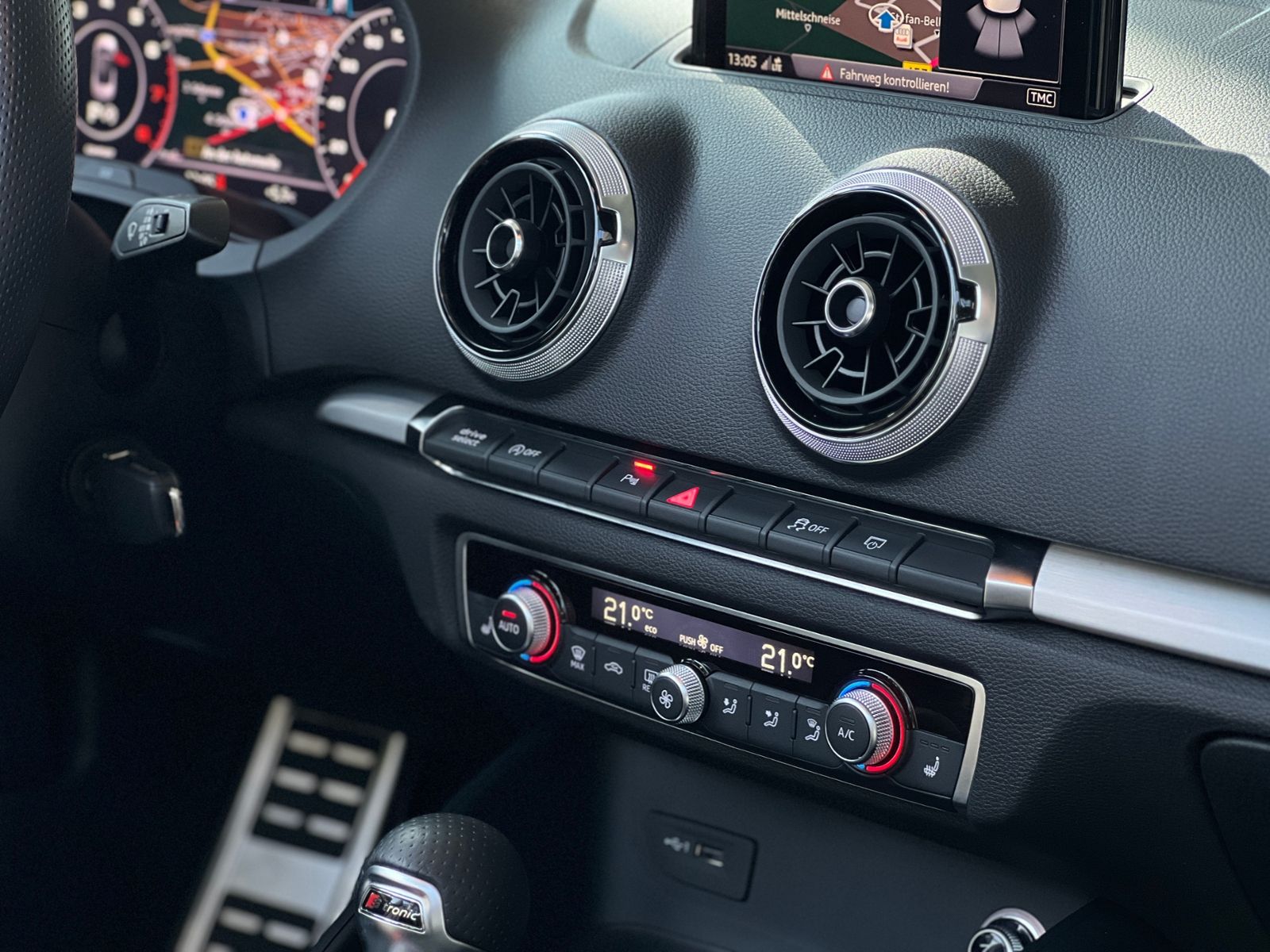 Fahrzeugabbildung Audi A3 Cabriolet S line sport LED NAV SHZ PDC 18"