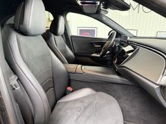 MERCEDES-BENZ E 220d/AMG-LINE/DISTR+/360GRAD/MBUX/J.STERNE