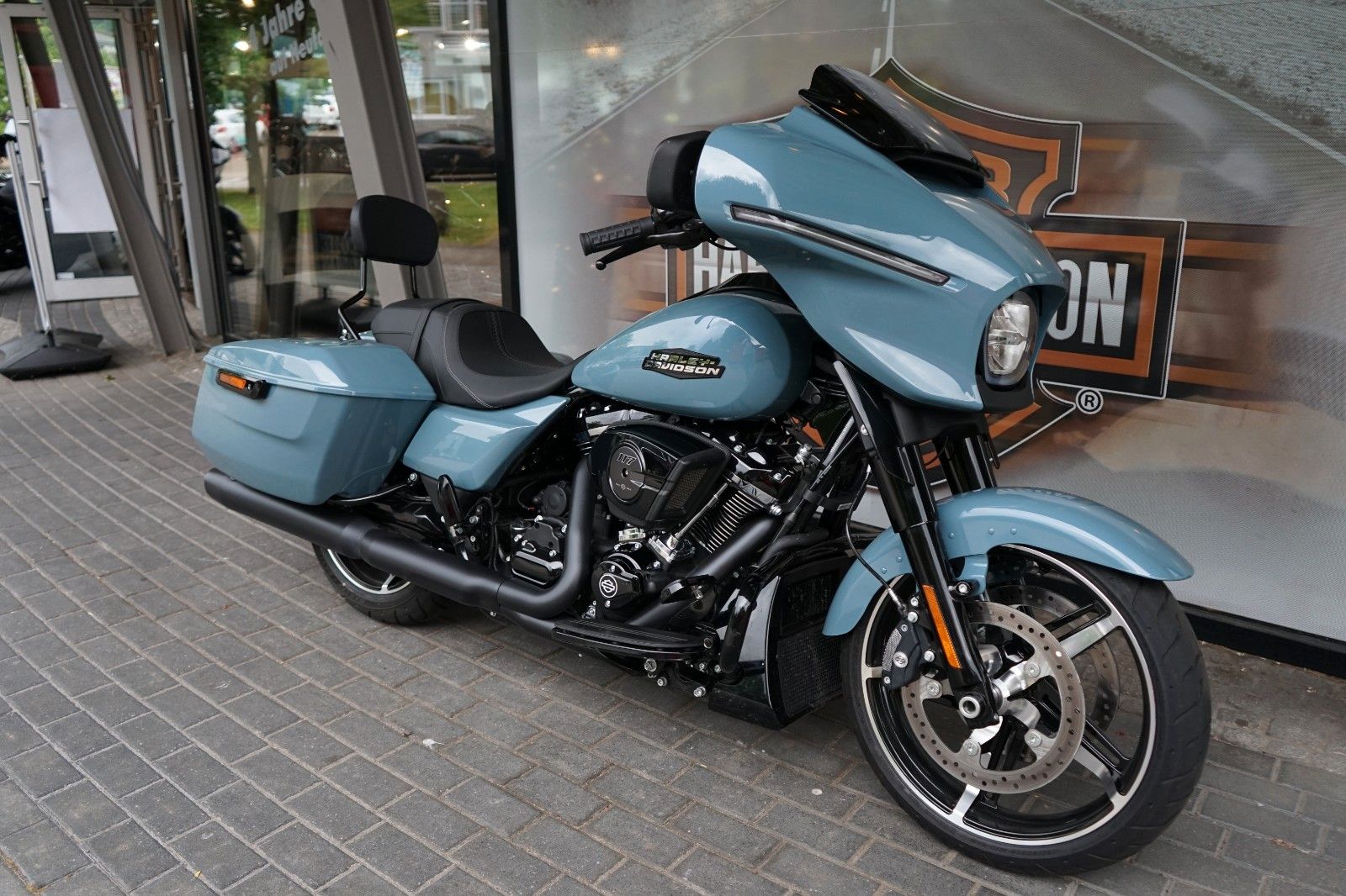 Fahrzeugabbildung Harley-Davidson Street Glide FLHX Black Finish mit Sissy Bar