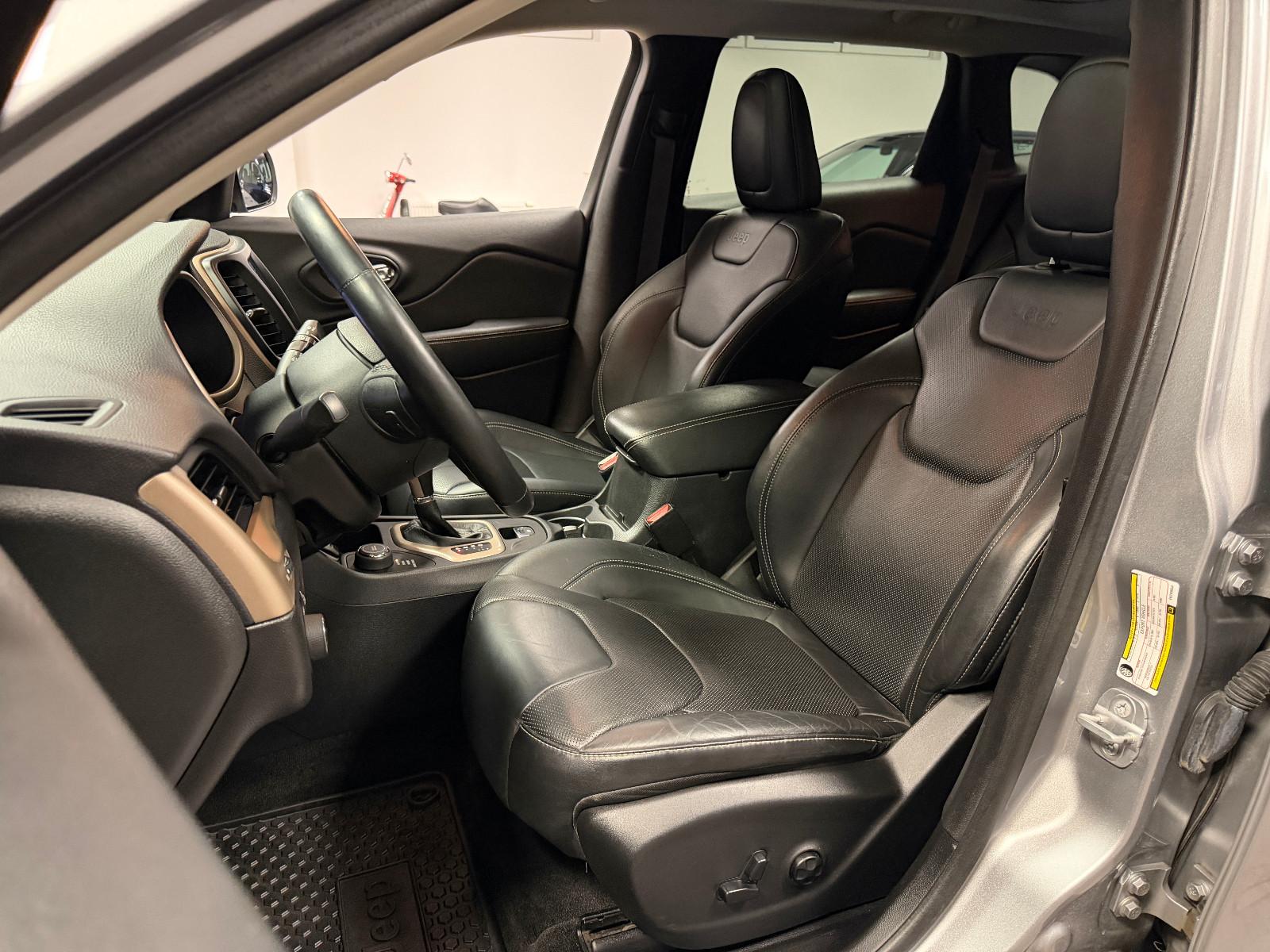 JEEP CHEROKEE 2.0 M-JET 170ch LIMITED 4WD BVA Toit pano Sièges chauffants cuir Historique présent