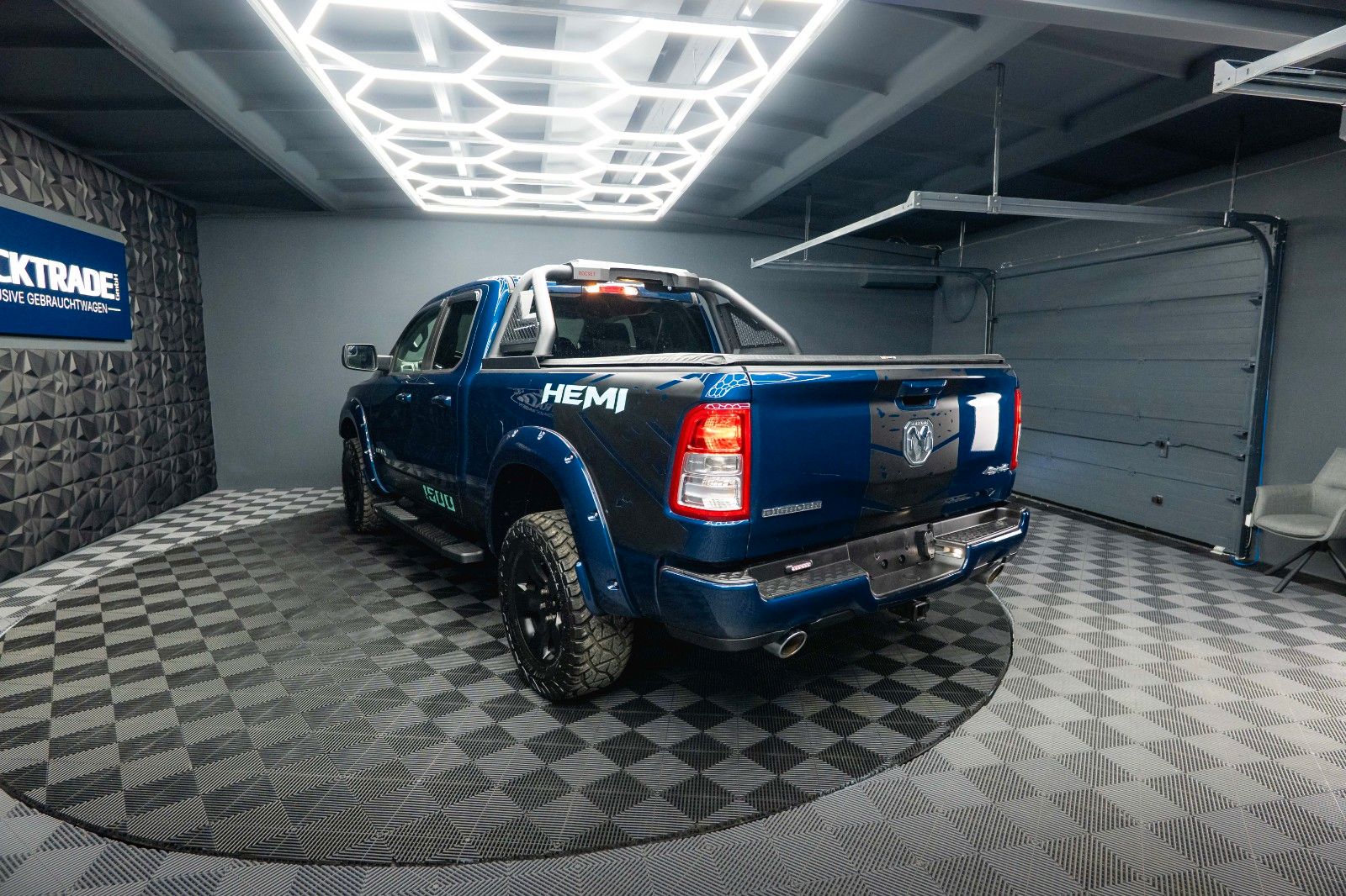 Fahrzeugabbildung Dodge RAM 5.7 V8 HEMI 4x4 OFFROAD NightEdition LONGBED