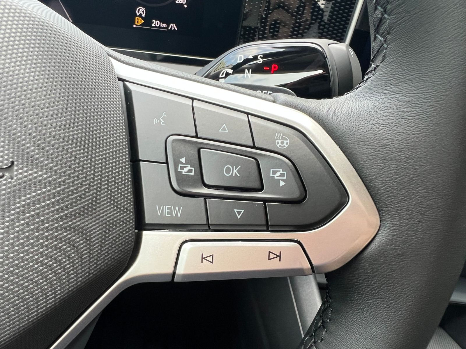 Fahrzeugabbildung Volkswagen Tiguan LIFE 1.5 eTSI DSG *AHK, LED Plus, Kamera,