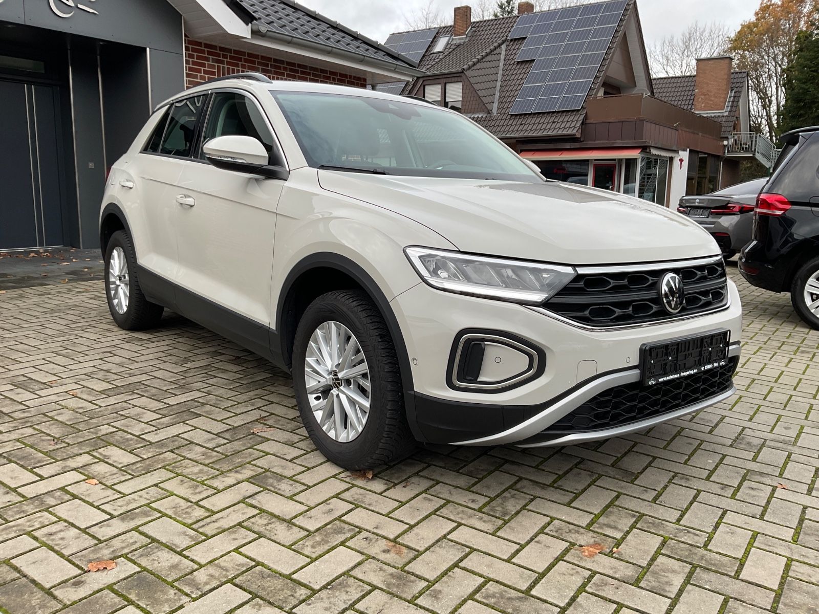 Fahrzeugabbildung Volkswagen T-Roc 1.5 TSI DSG Life,LED,AHK,Navi