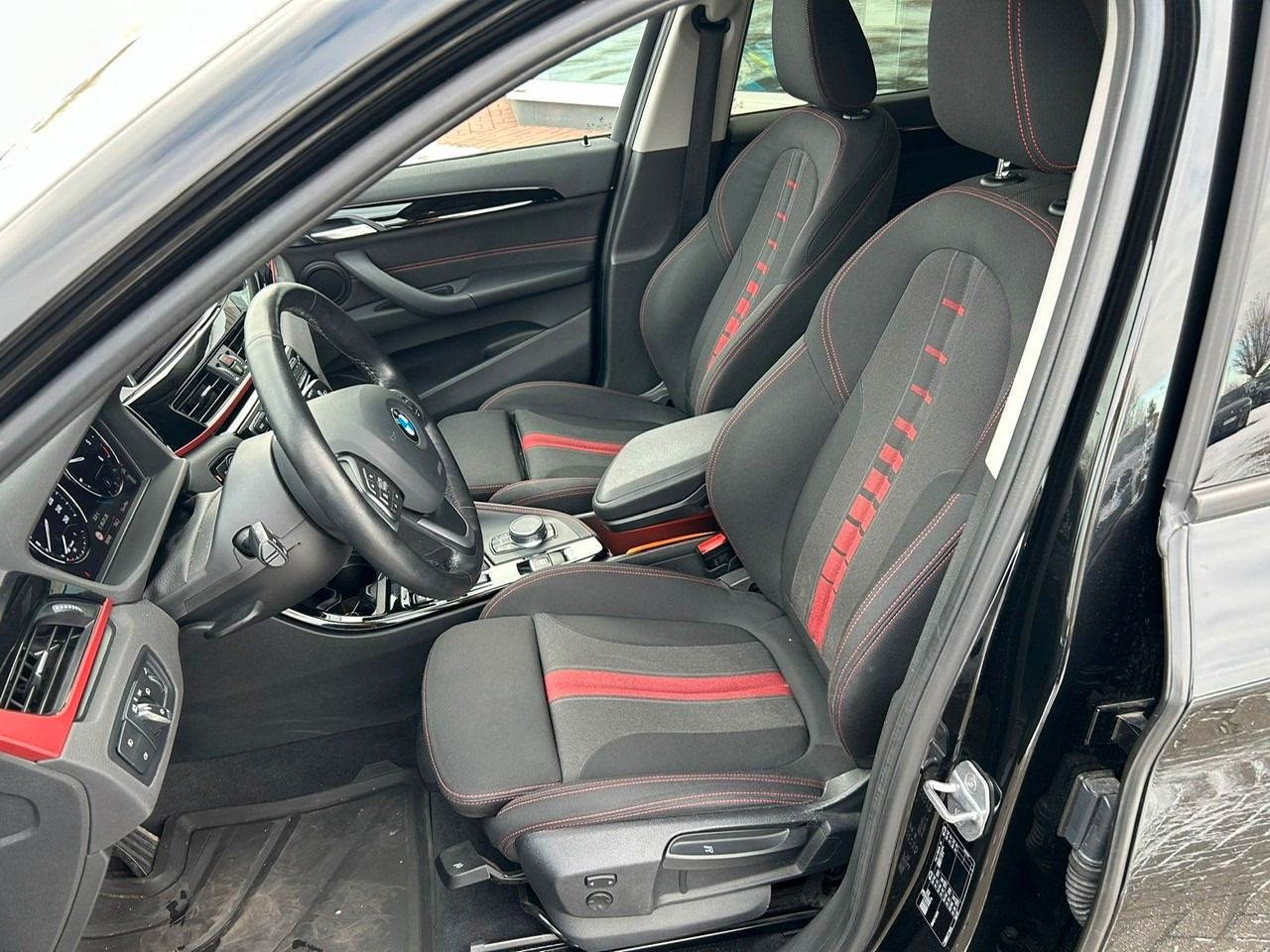 Fahrzeugabbildung BMW X1 18dA Sport Line +Head Up+AHK+Parkassistent+++