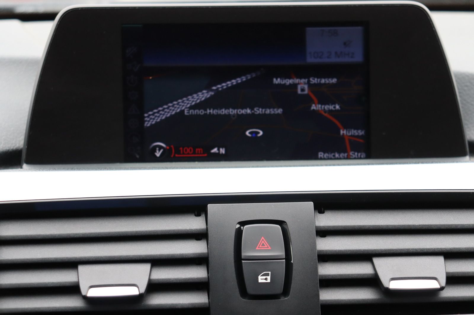 Fahrzeugabbildung BMW 320 i * AHK * Navi * SD