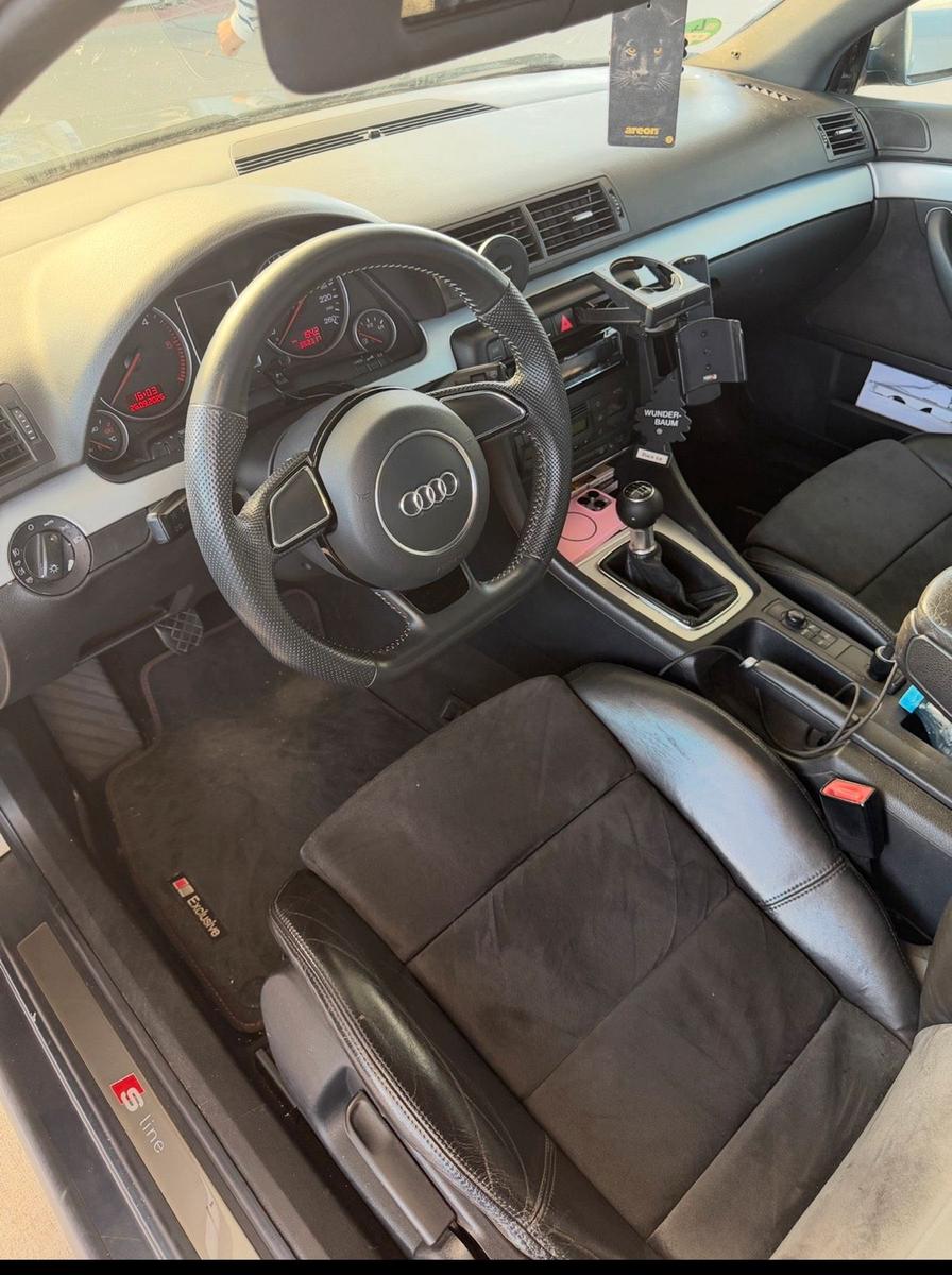 Audi A4 2004 — салон