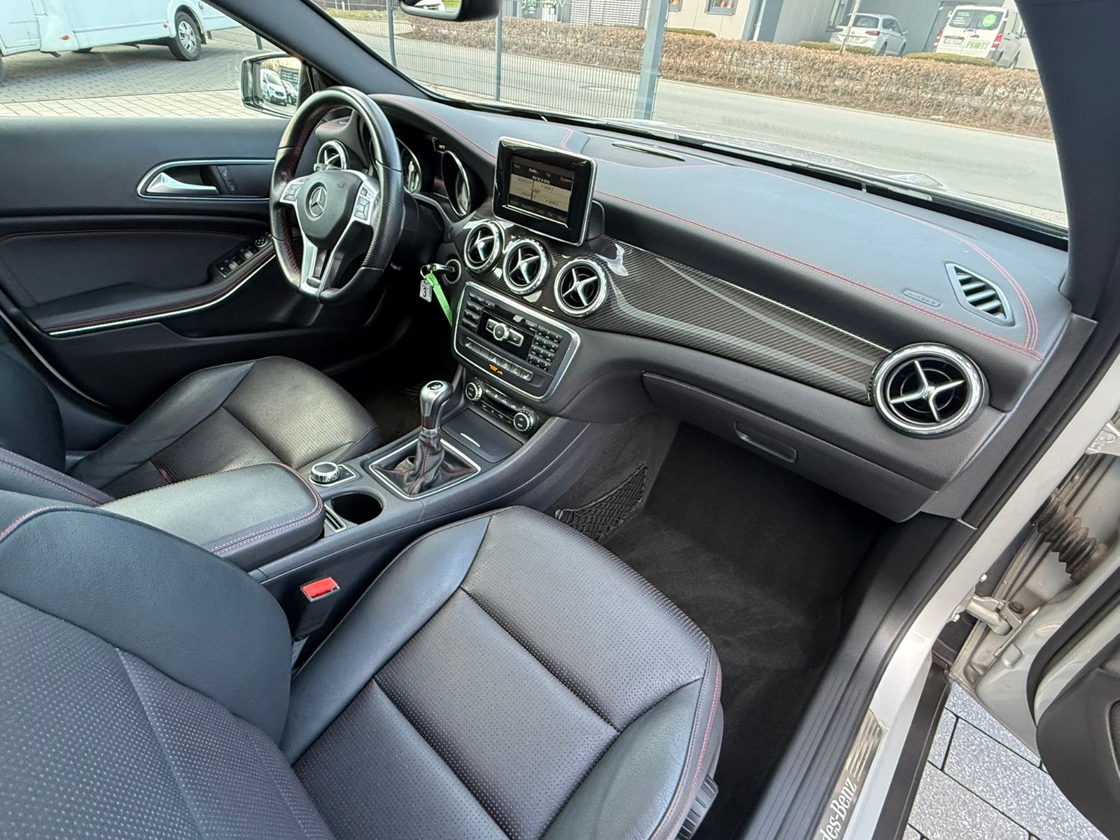 Fahrzeugabbildung Mercedes-Benz GLA 200 AMG Line PANO NAVI LEDER PDC WINTERRÄDER