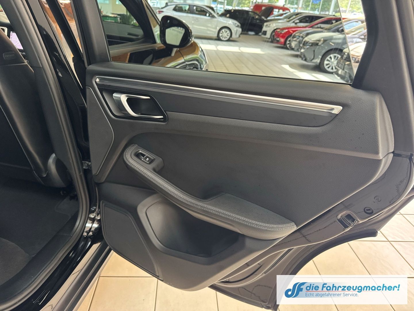 Fahrzeugabbildung Porsche Macan DE-Auto Pano Navi Memory S Soundsy LED Dyn