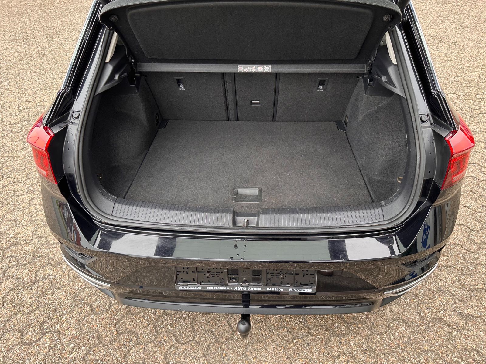 Fahrzeugabbildung Volkswagen T-Roc R Line 2.0 TDI DSG AHK/Beats/Navi/App/19"