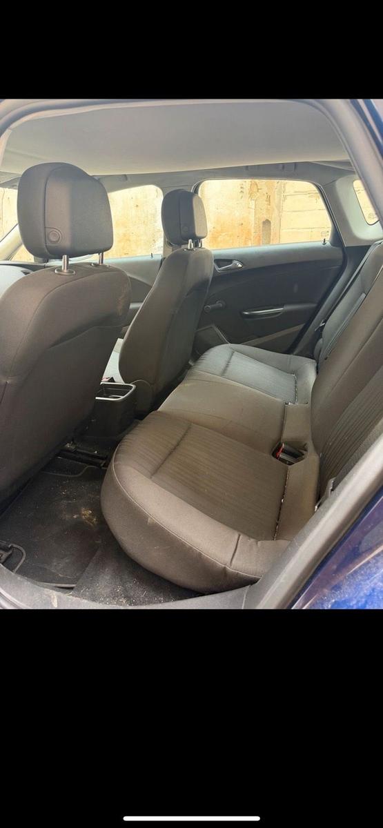 Opel Astra 2011 — photo 8