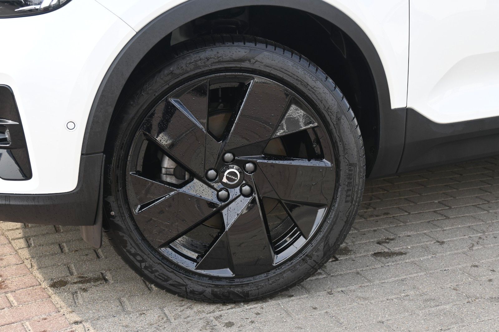 Fahrzeugabbildung Volvo XC40 B3 DKG Plus Black Edition*FSHZG*360*H&K*ACC