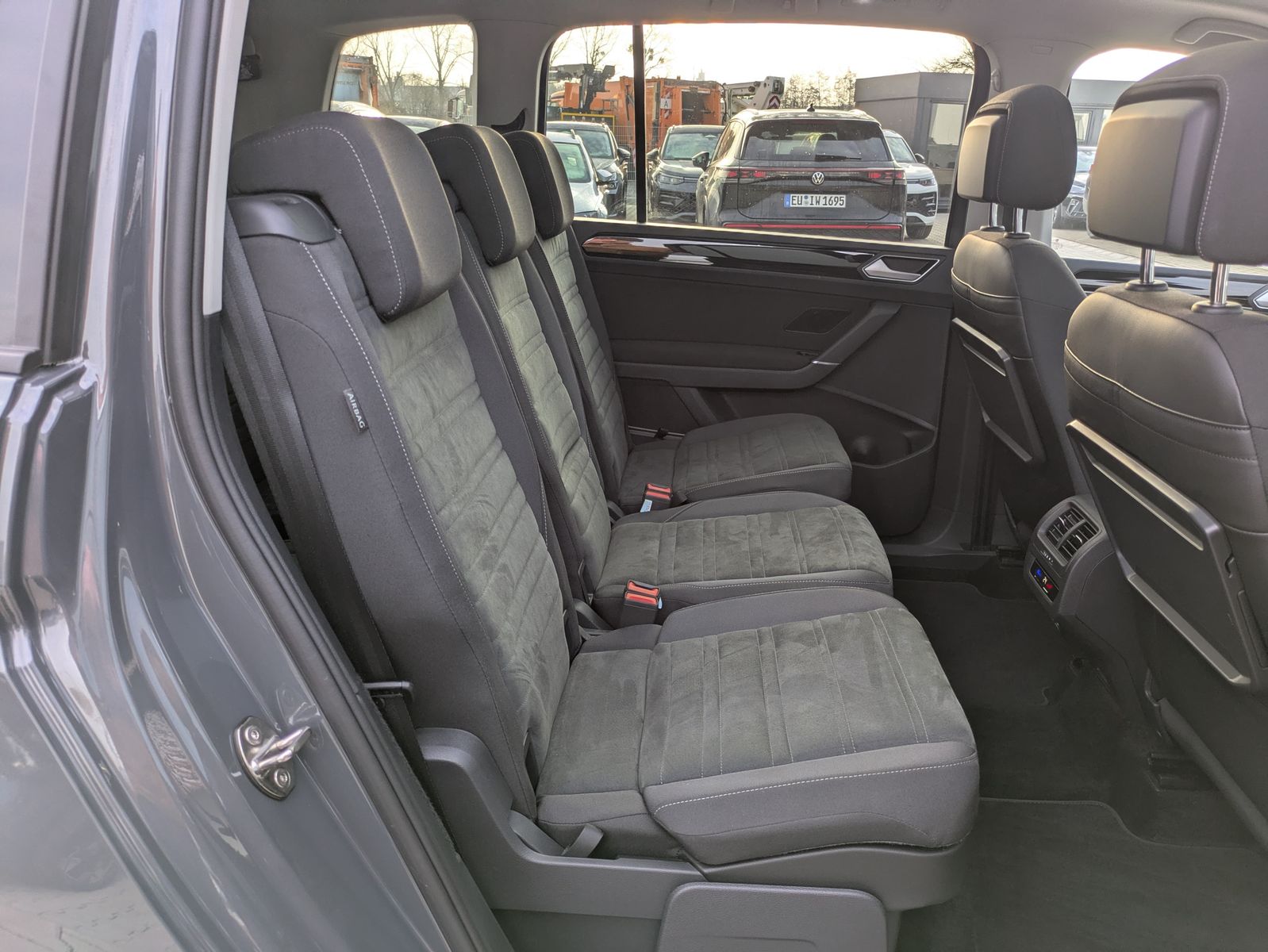 Fahrzeugabbildung Volkswagen Touran 2.0 DSG R-Line High BLACK Pano 7Si IQ AHK