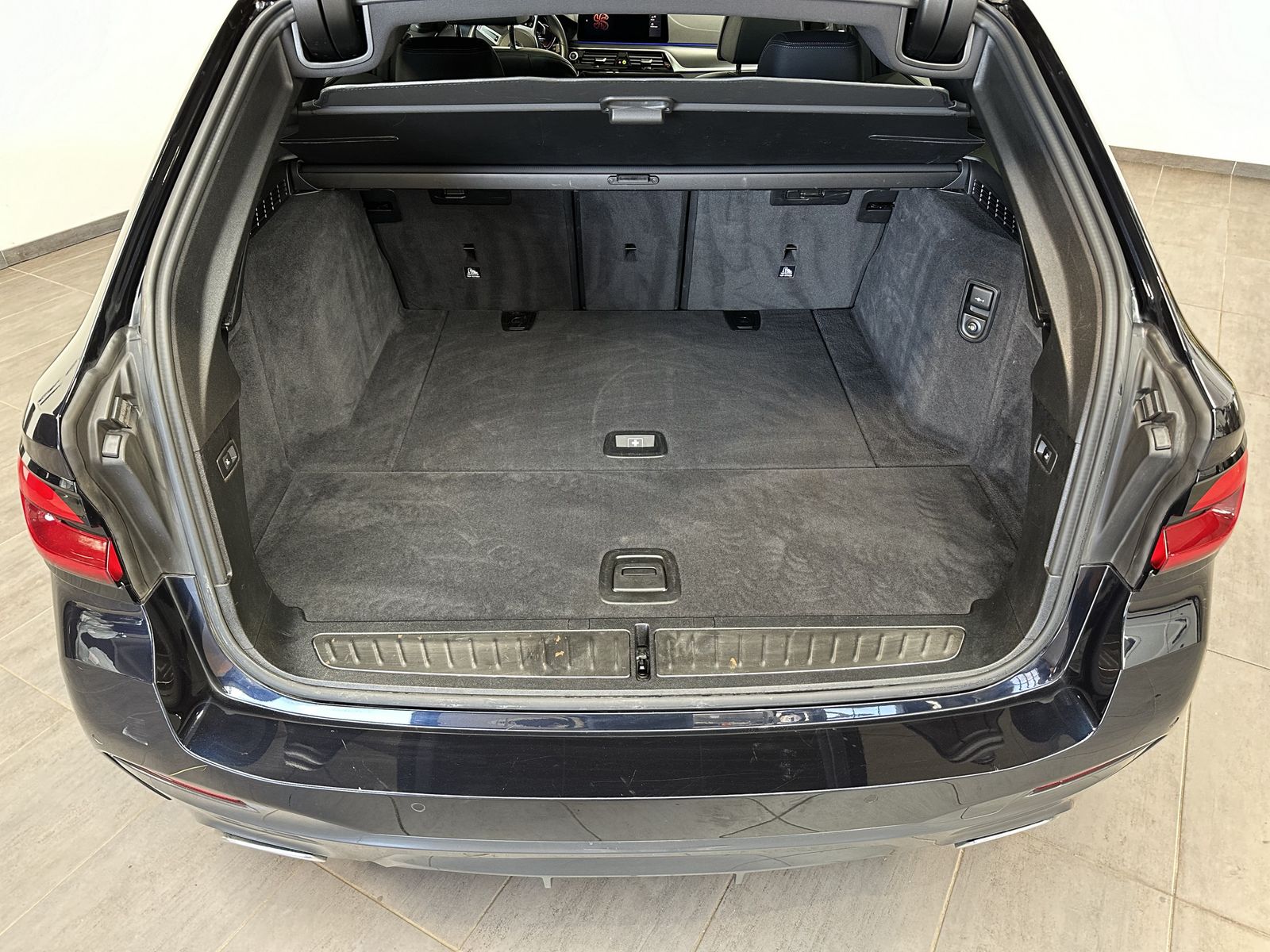 Fahrzeugabbildung BMW 520d Touring M-Sport NAV+LASER+AHK+PANO+HUD+20ZO