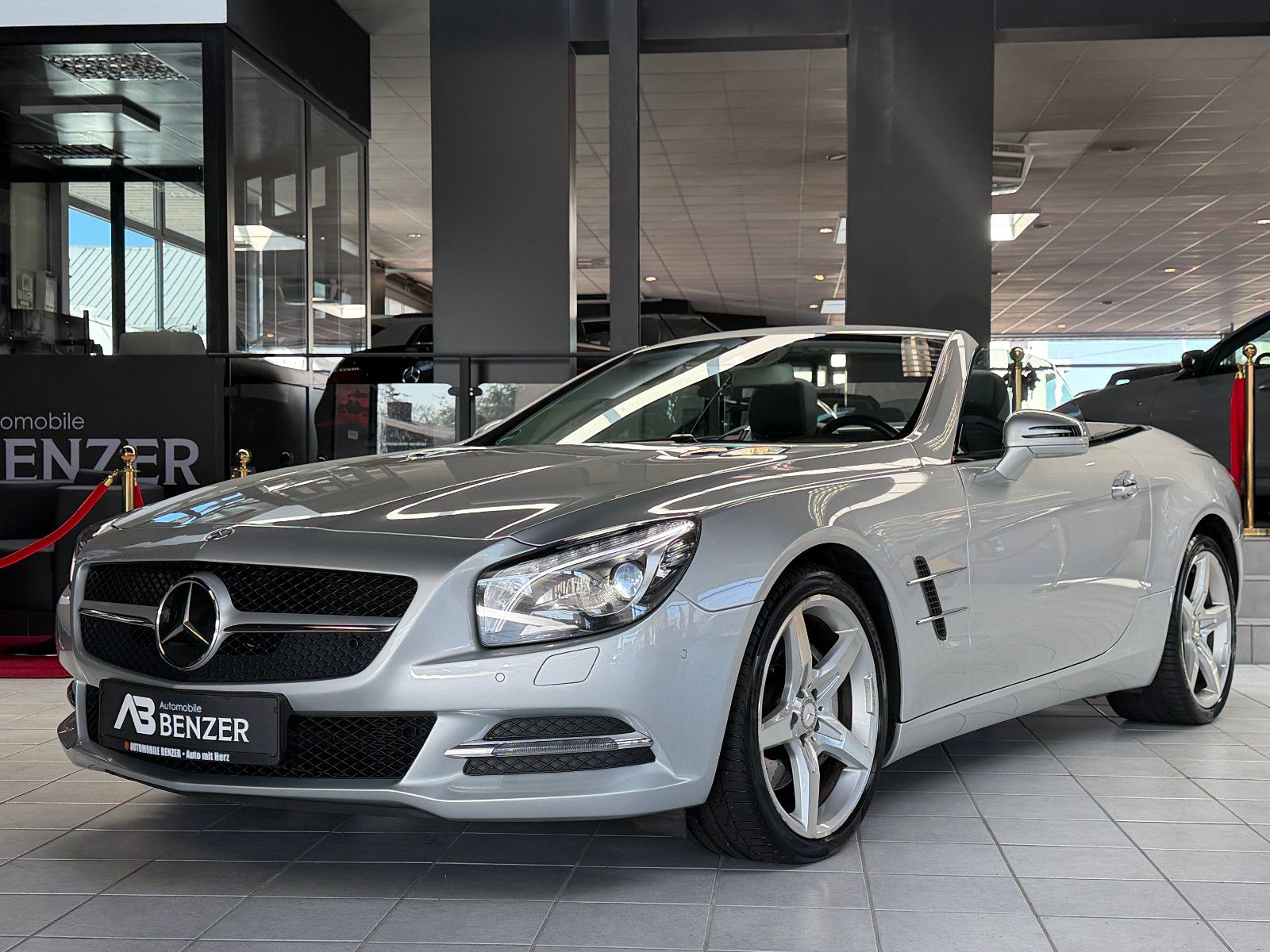 Fahrzeugabbildung Mercedes-Benz SL 350 /AMG/HARMAN-KARDON/MEMORY/T-WINKEL