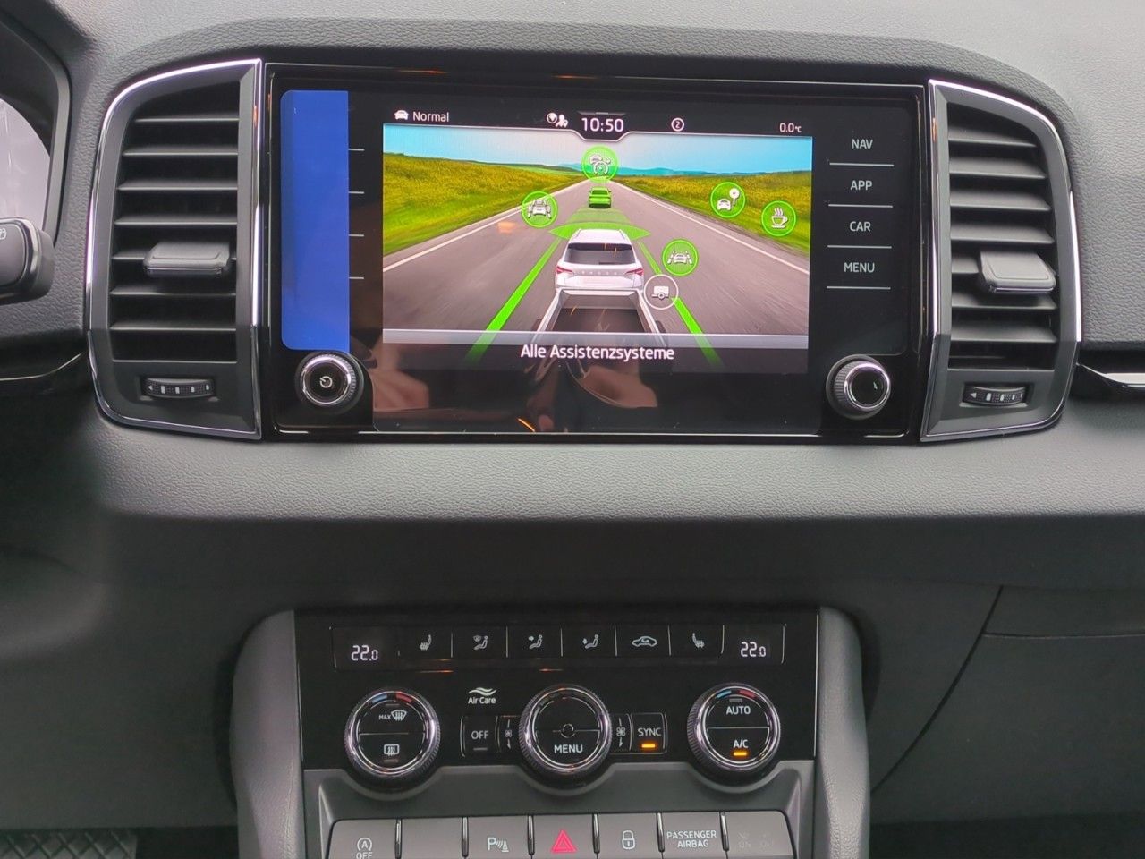 Fahrzeugabbildung SKODA Karoq Selection Style TSI DSG - AHK, Navi, uvm.