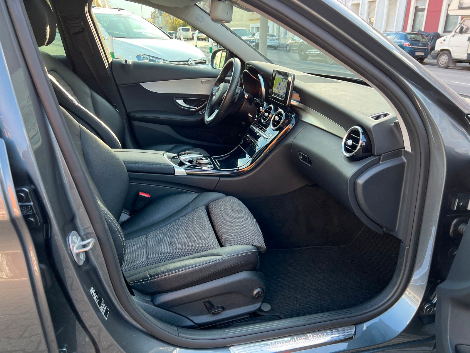 Fahrzeugabbildung Mercedes-Benz C 200 C -Klasse Lim. 4Matic Avantgarde NAVI AHK