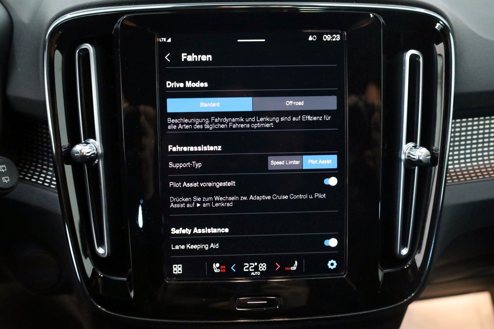 Fahrzeugabbildung Volvo XC40 Plus Recharge AWD,Navi,Kamera,SH,ACC