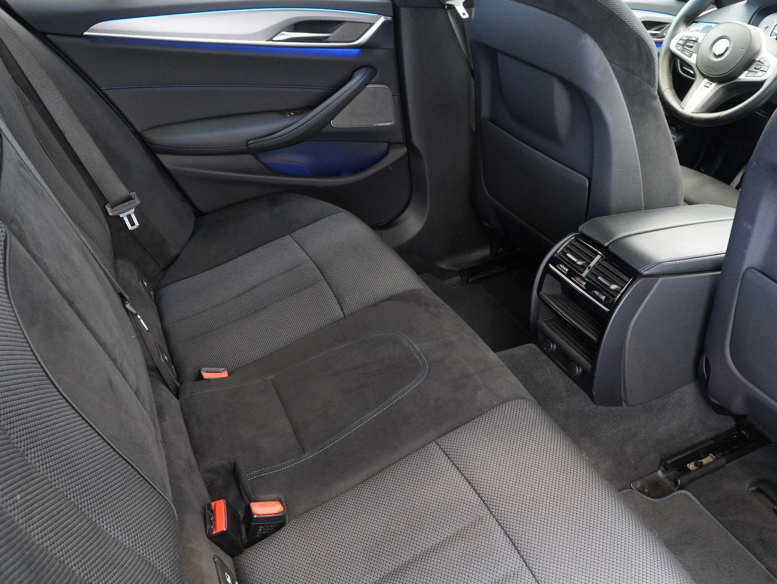 Fahrzeugabbildung BMW 530 i Touring M Sportpaket ACC/FERNPARKEN/AHK