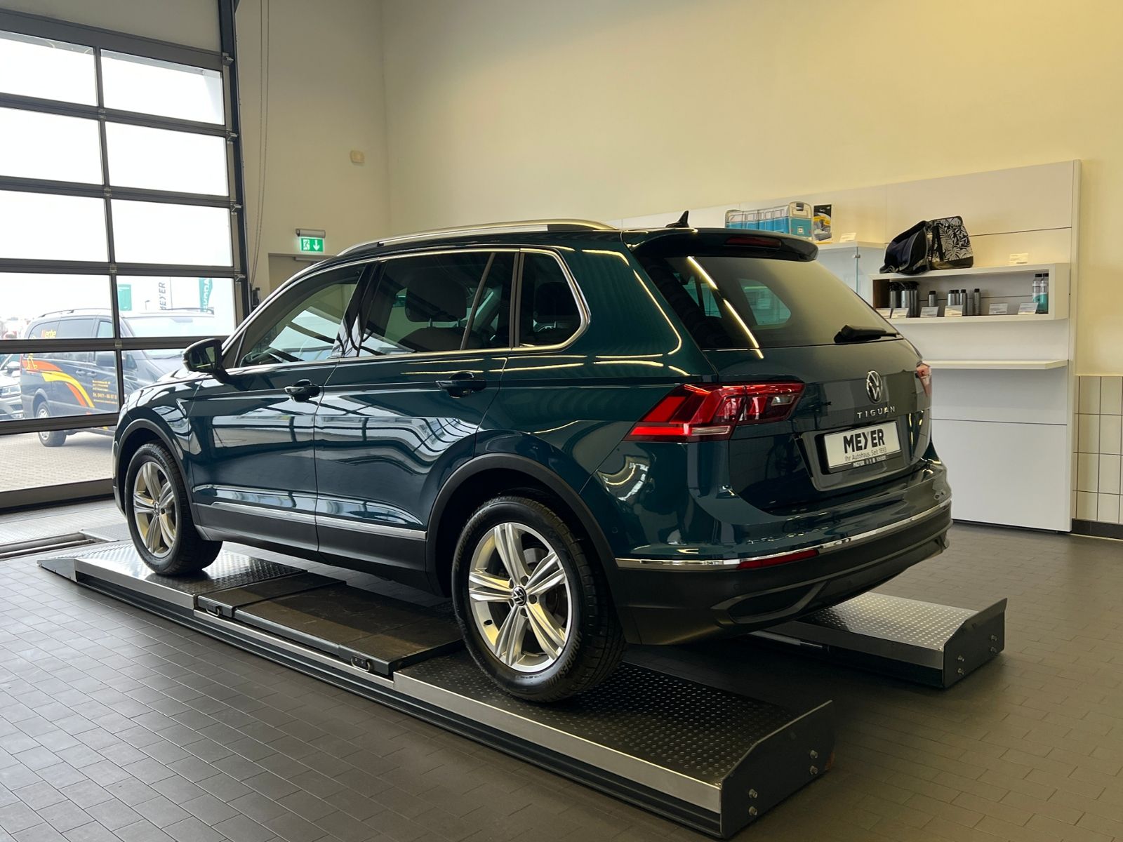 Fahrzeugabbildung Volkswagen Tiguan MOVE 1.5 TSI DSG *AHK, LED, Navi, 18"-LM*