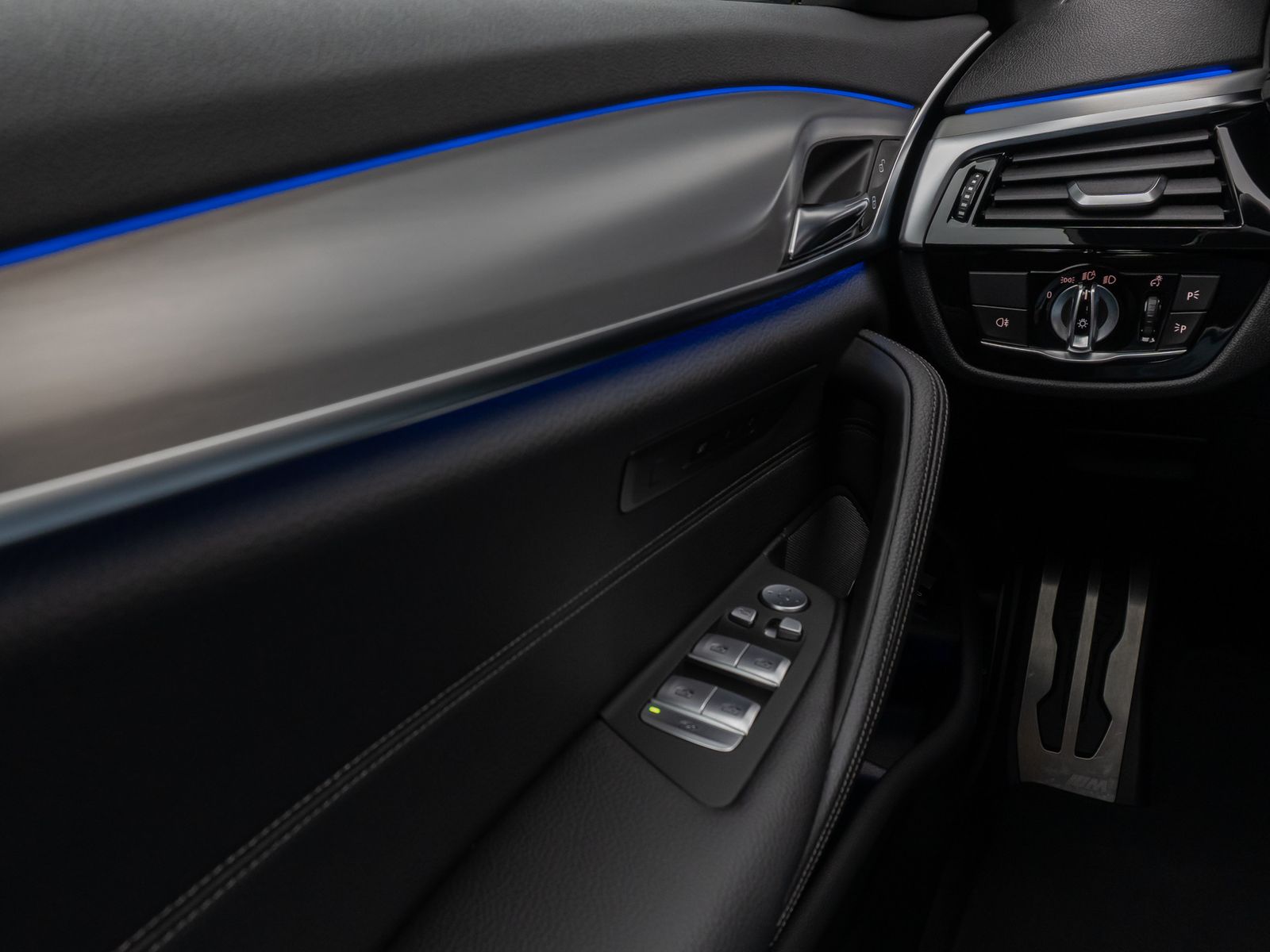 Fahrzeugabbildung BMW 530d xD M Sport Laser Kamera HUD DAB H/K Komfort