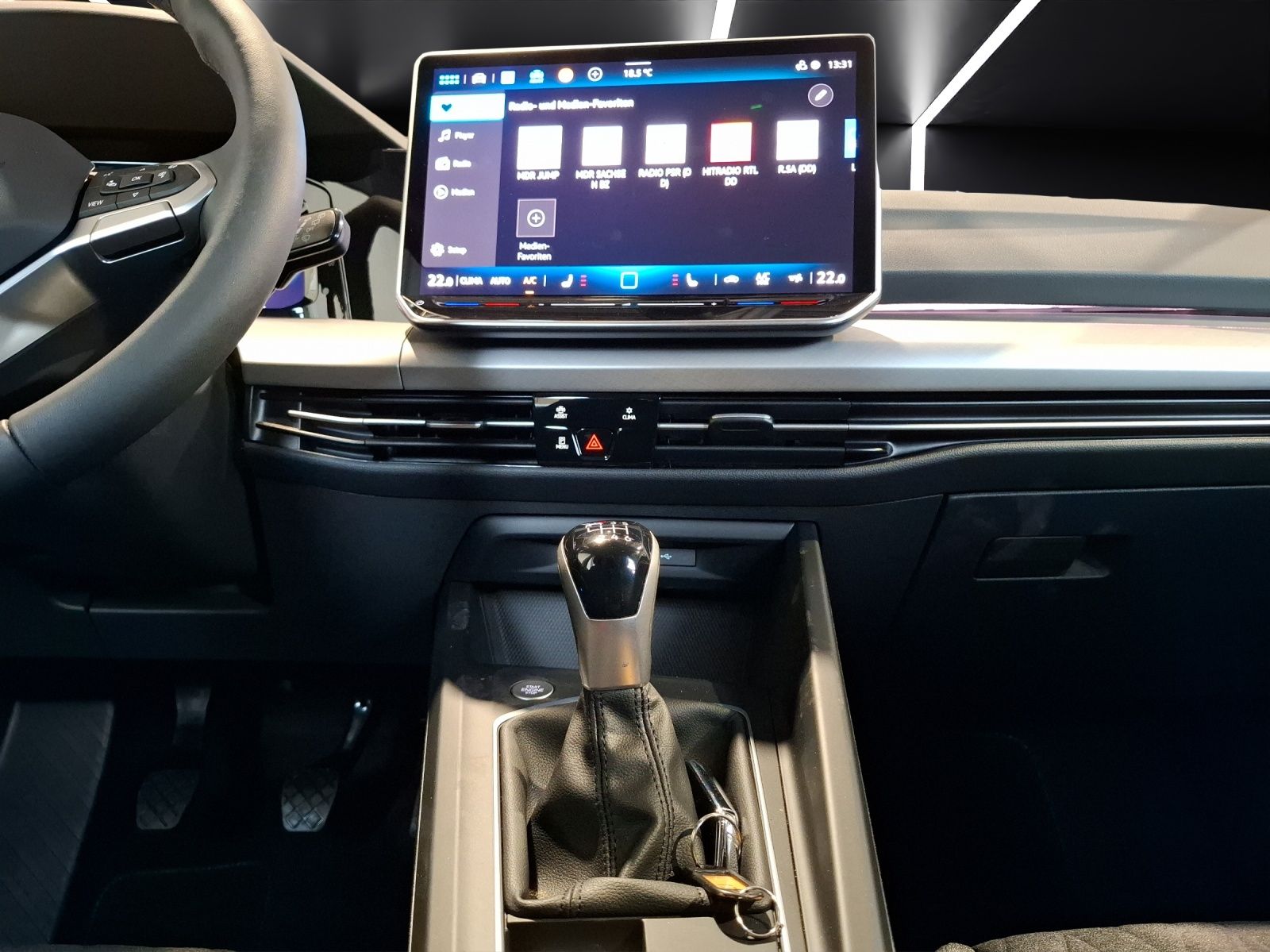 Fahrzeugabbildung Volkswagen Golf VIII Variant TSI Life Standhzg. LED Navi HU