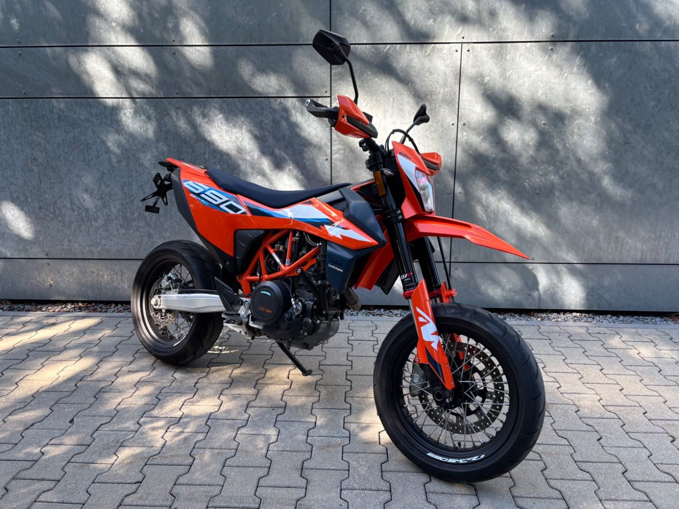 Fahrzeugabbildung KTM 690 SMC-R kurzer Kennzeichenhalter Remus