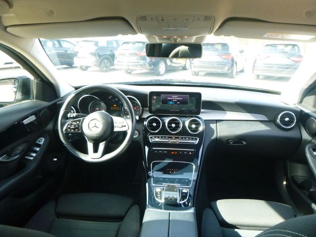Fahrzeugabbildung Mercedes-Benz C 180 CGI Lim >AUT/NAV/LED/SHZ/PDC/KAM/Distronic