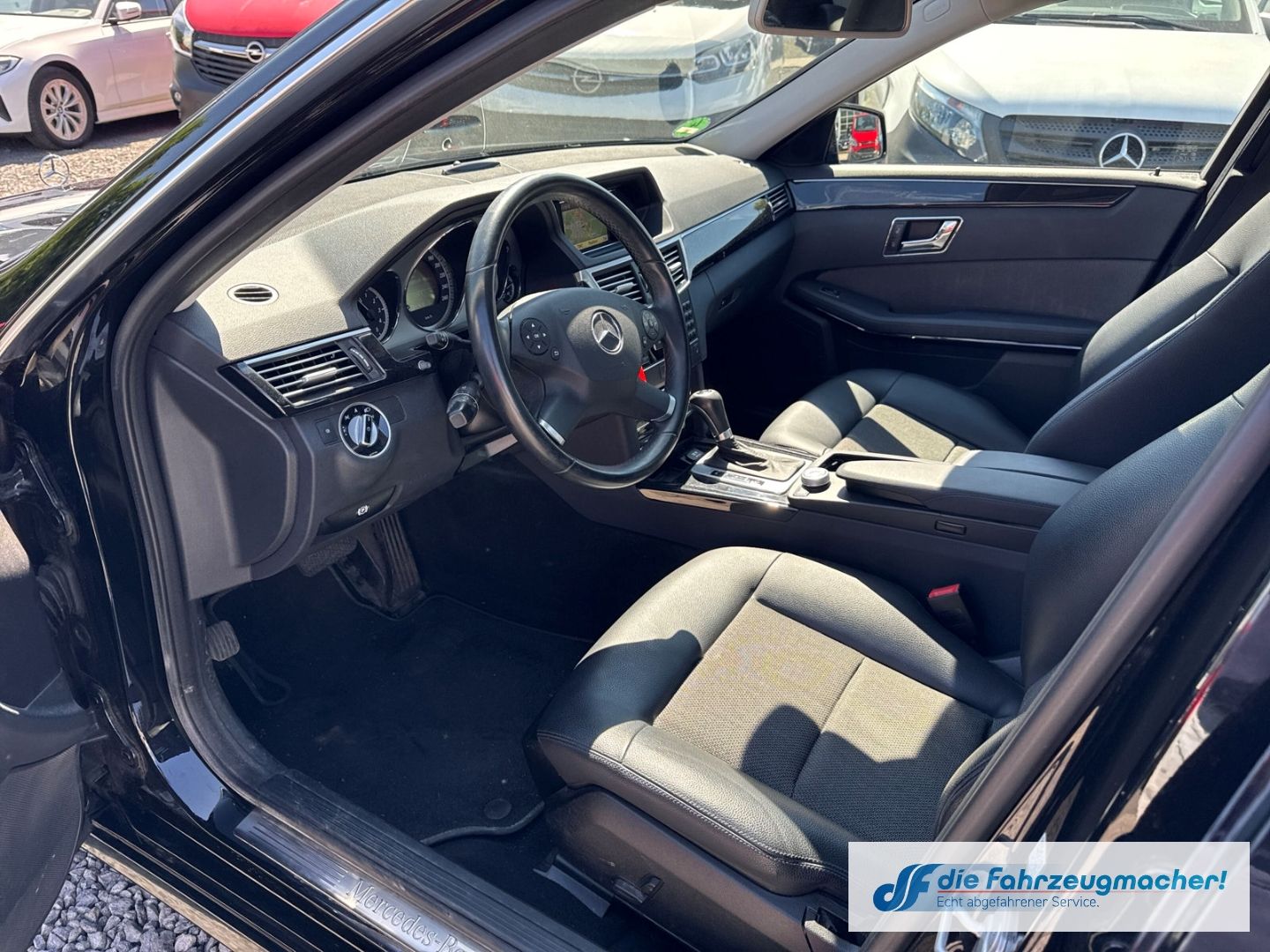 Fahrzeugabbildung Mercedes-Benz E 200 CGI BlueEfficiency Navi Bi-Xenon Kurvenlic