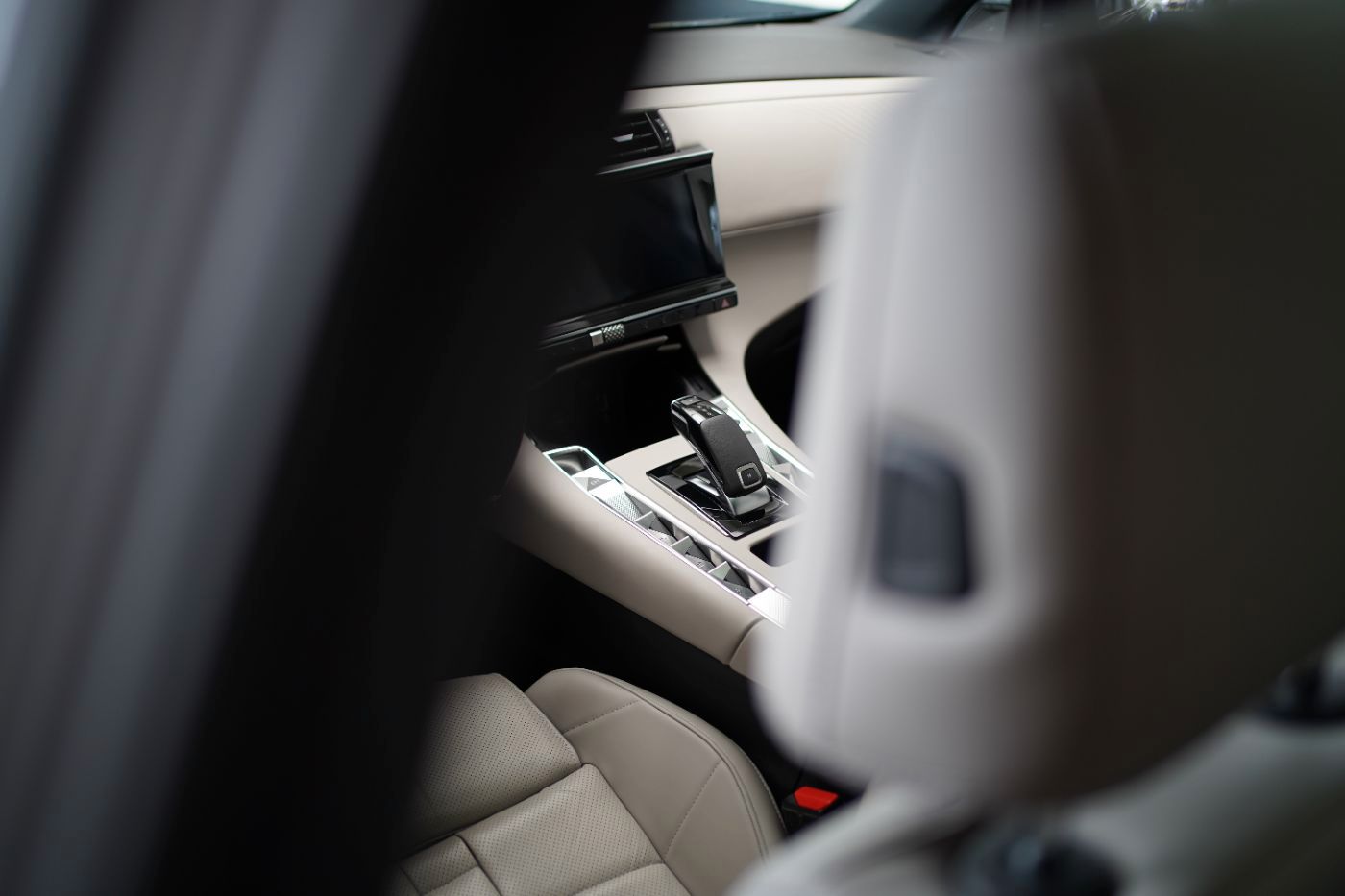 Fahrzeugabbildung DS Automobiles DS7 BlueHDi 130 EAT8 Opera Anhängerkupplung Foca
