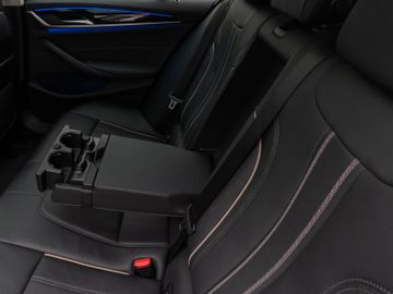 Fahrzeugabbildung BMW 530d xDr Tour AHK  Pano ACC HUD Komfortsitz