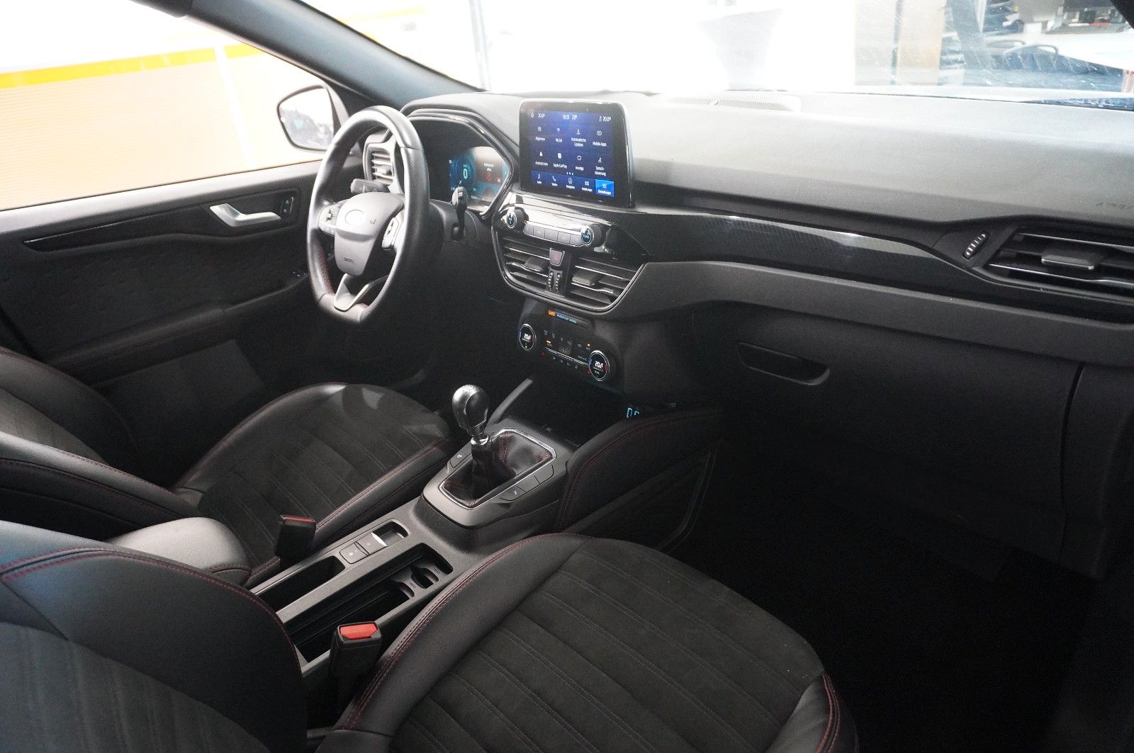 Fahrzeugabbildung Ford Kuga 1.5 ST-LINE X NAVI/LED/KAMERA/SPORT/B&O/DAB