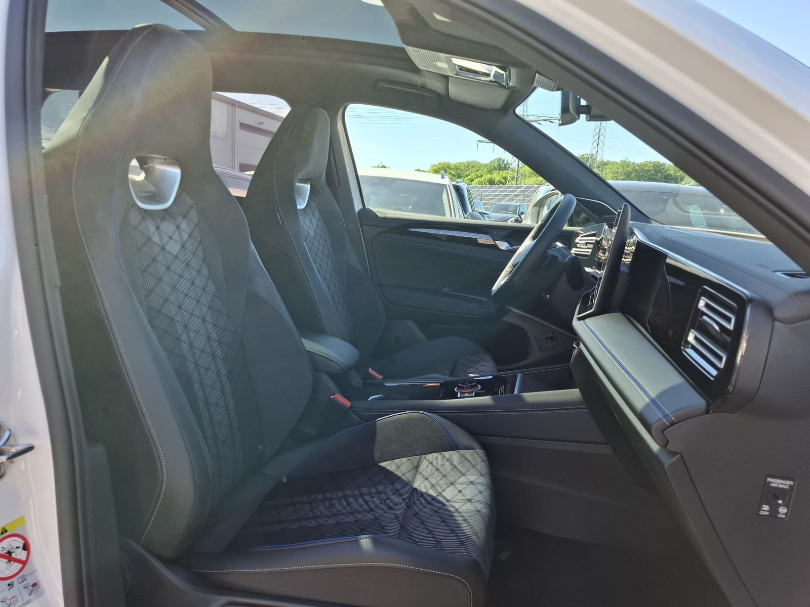 Fahrzeugabbildung Volkswagen Tiguan 2.0 TDI 4M R-Line BLACK*PAN*HK*AHK*MATRIX