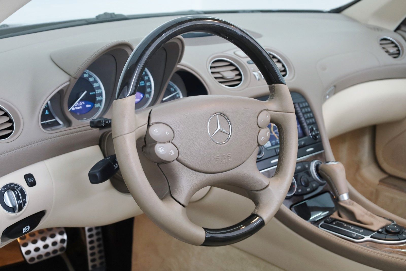 Fahrzeugabbildung Mercedes-Benz SL 350 Leder,Navi,Xenon,SH+Belüftung,PDC
