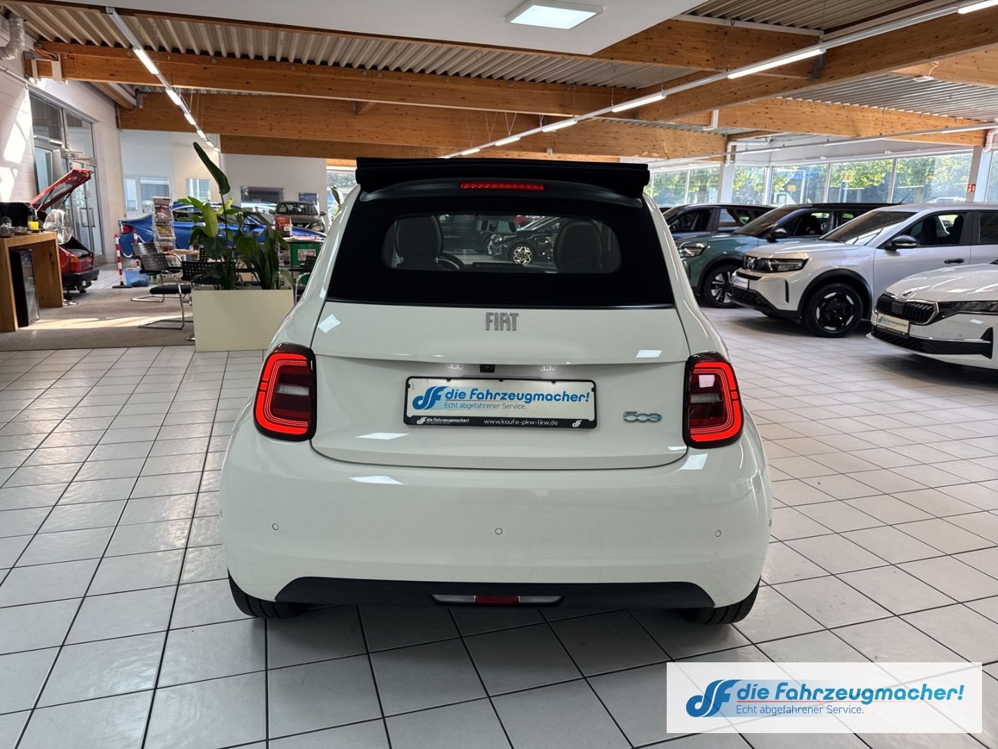 Fahrzeugabbildung Fiat 500 e Apple CarPlay Android Auto Klimaautom Fah