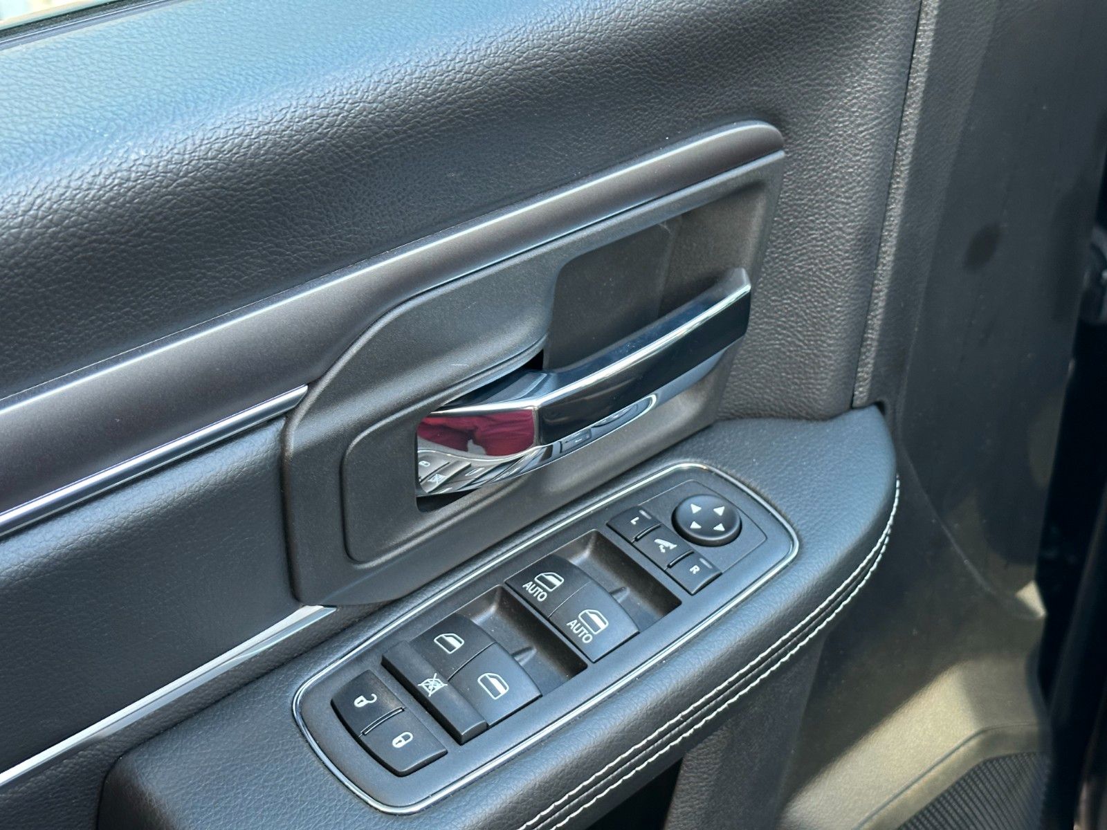 Fahrzeugabbildung Dodge RAM 1500 WARLOCK *LPG*A/T Reifen