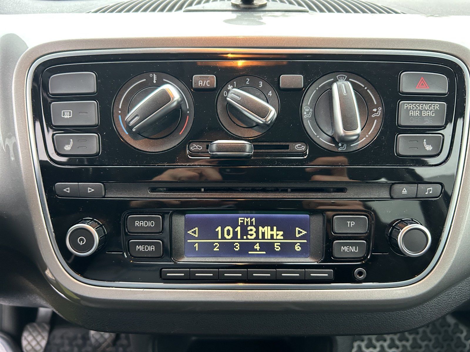 Fahrzeugabbildung Volkswagen cross up! 1.0 Navi, Klima, Sitzh., PDC, el. FH