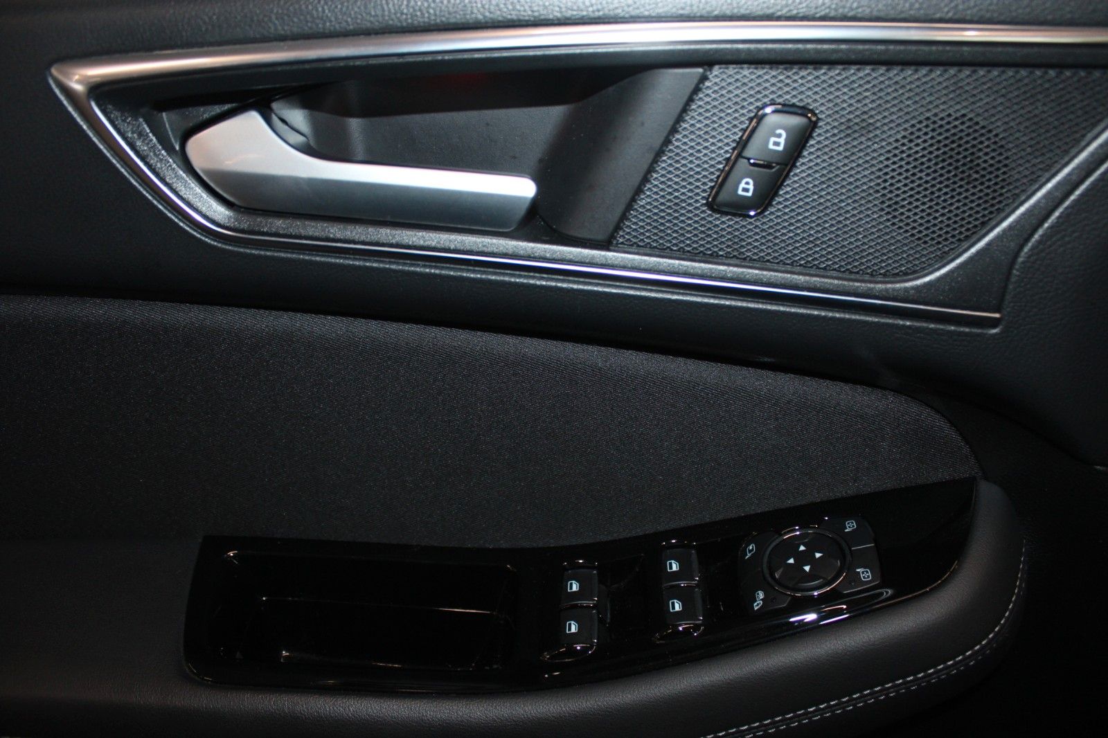 Fahrzeugabbildung Ford S-Max Titanium Automatik 7-Sitze AHK ACC CAM LED