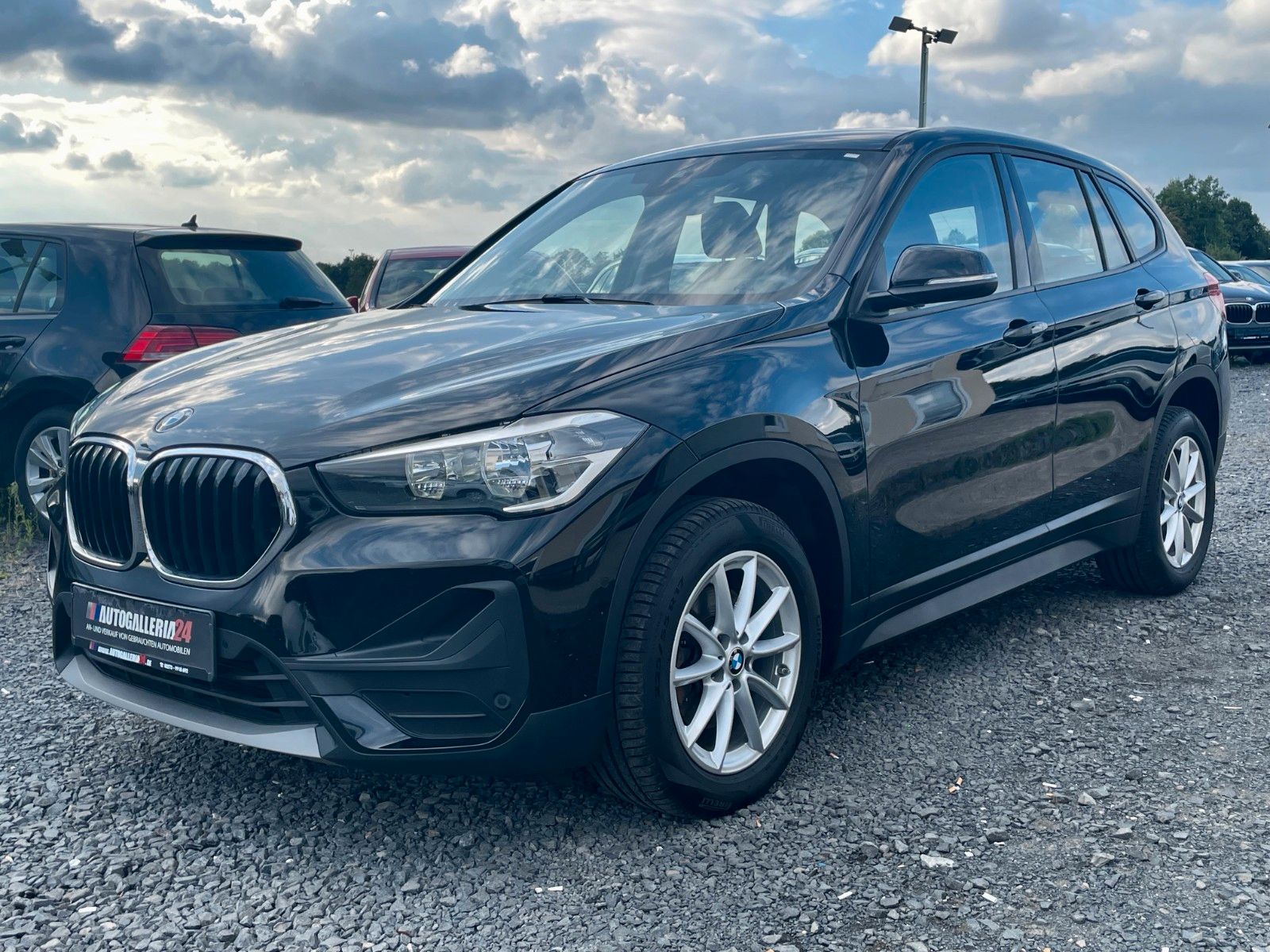 Fahrzeugabbildung BMW X1 sDrive18d Advantage Aut. Navi Parkassistent