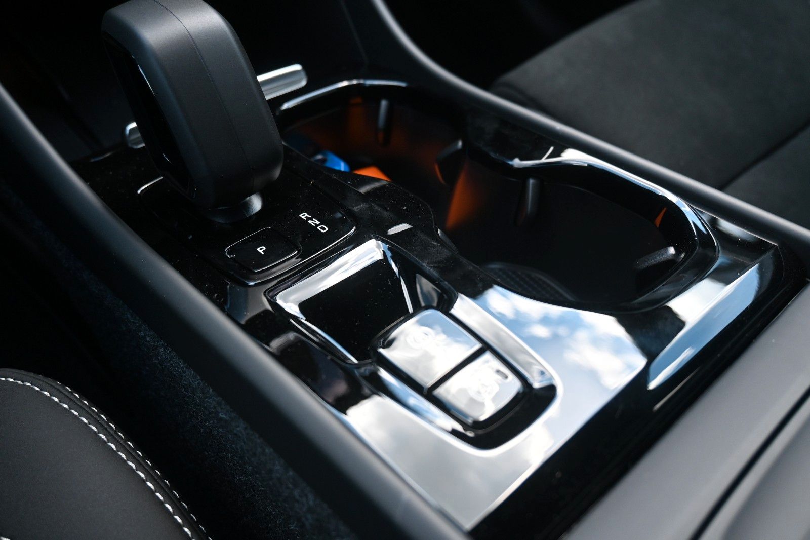 Fahrzeugabbildung Volvo XC40 B4 DKG Plus Dark*H&K*FSHZG*360°*ACC*AHK