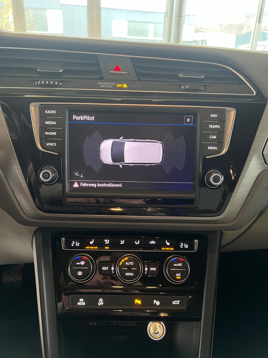Fahrzeugabbildung Volkswagen Touran 2.0 TDI Comfortline *PERLMUTTWEIß*NAVI*