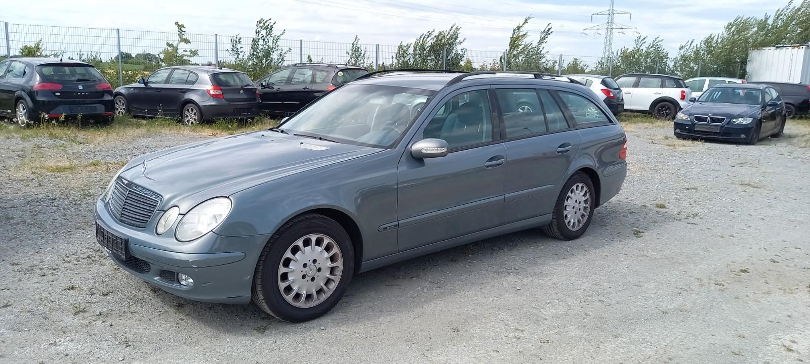 Mercedes-Benz E220 2004 — rear view