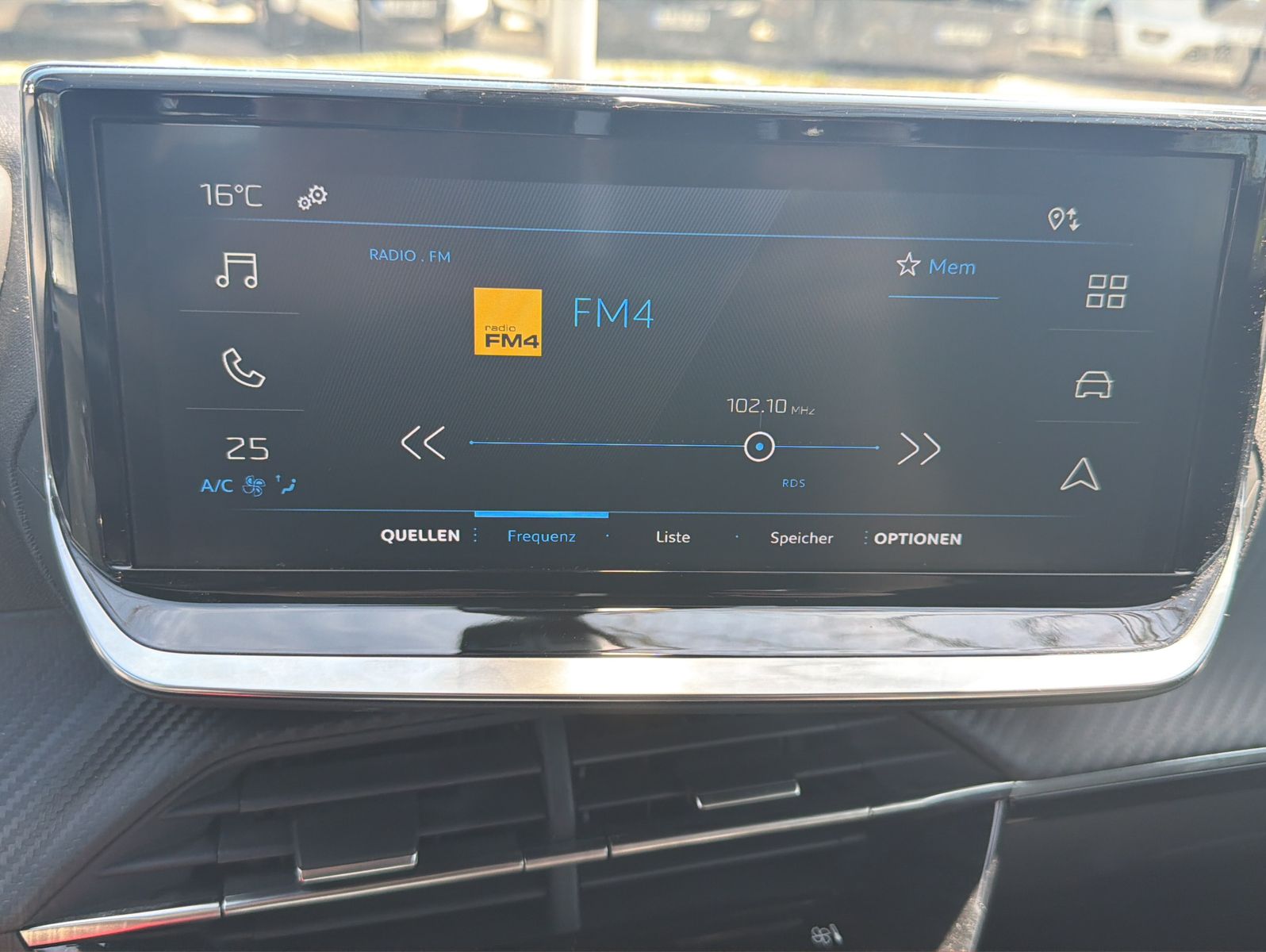 Fahrzeugabbildung Peugeot 2008 Hybrid 136 PS Style