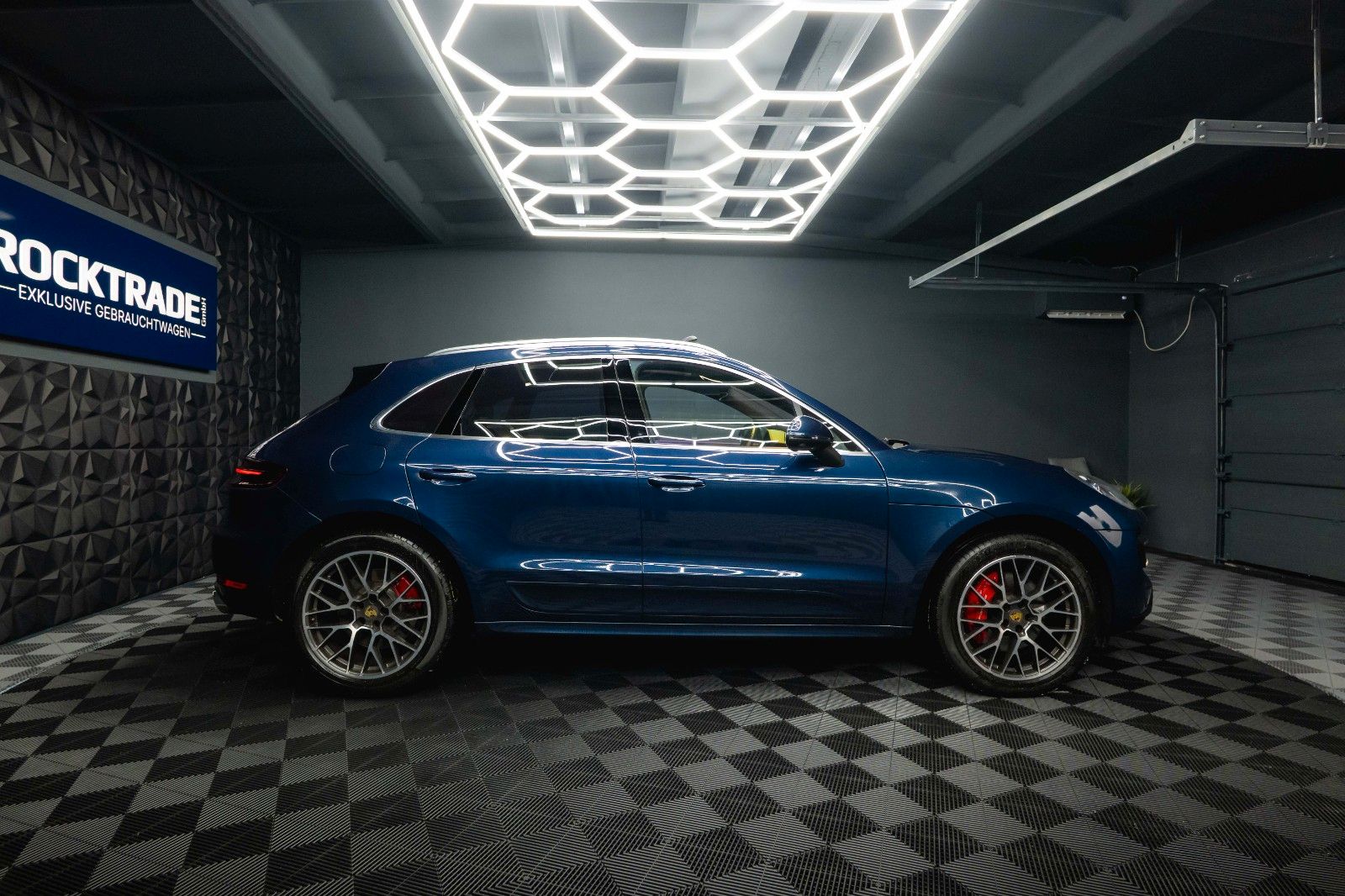 Fahrzeugabbildung Porsche Macan Turbo Sport-Design Chrono+ *Pano*DAB*LED*