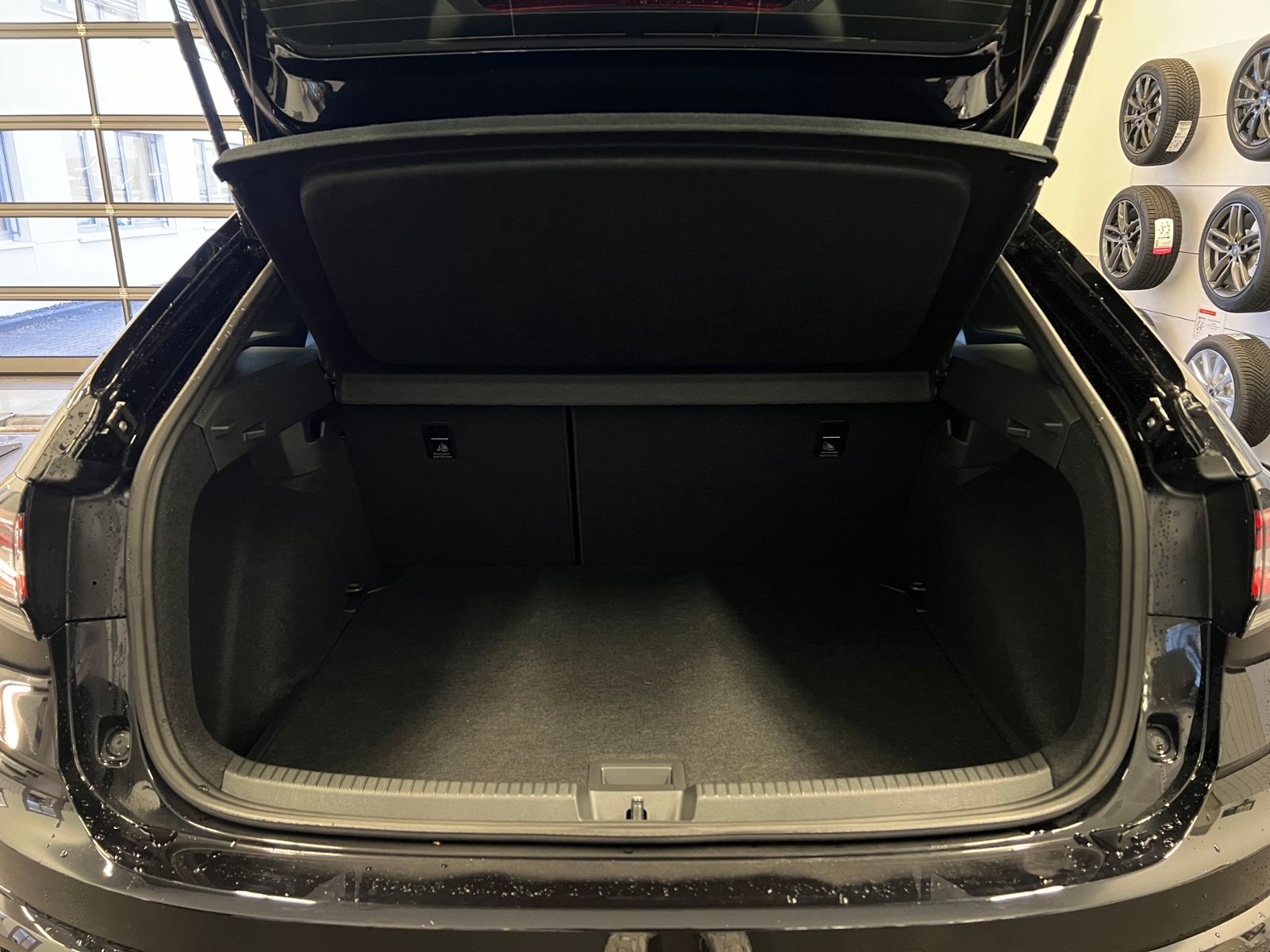 Fahrzeugabbildung Volkswagen Taigo R-Line 1.5 TSI DSG *AHK, 17"-LM, "IQ.DRIVE