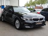 BMW 318d Touring Aut Advantage Navi LCP Leder LED - BMW 318 Gebrauchtwagen in München