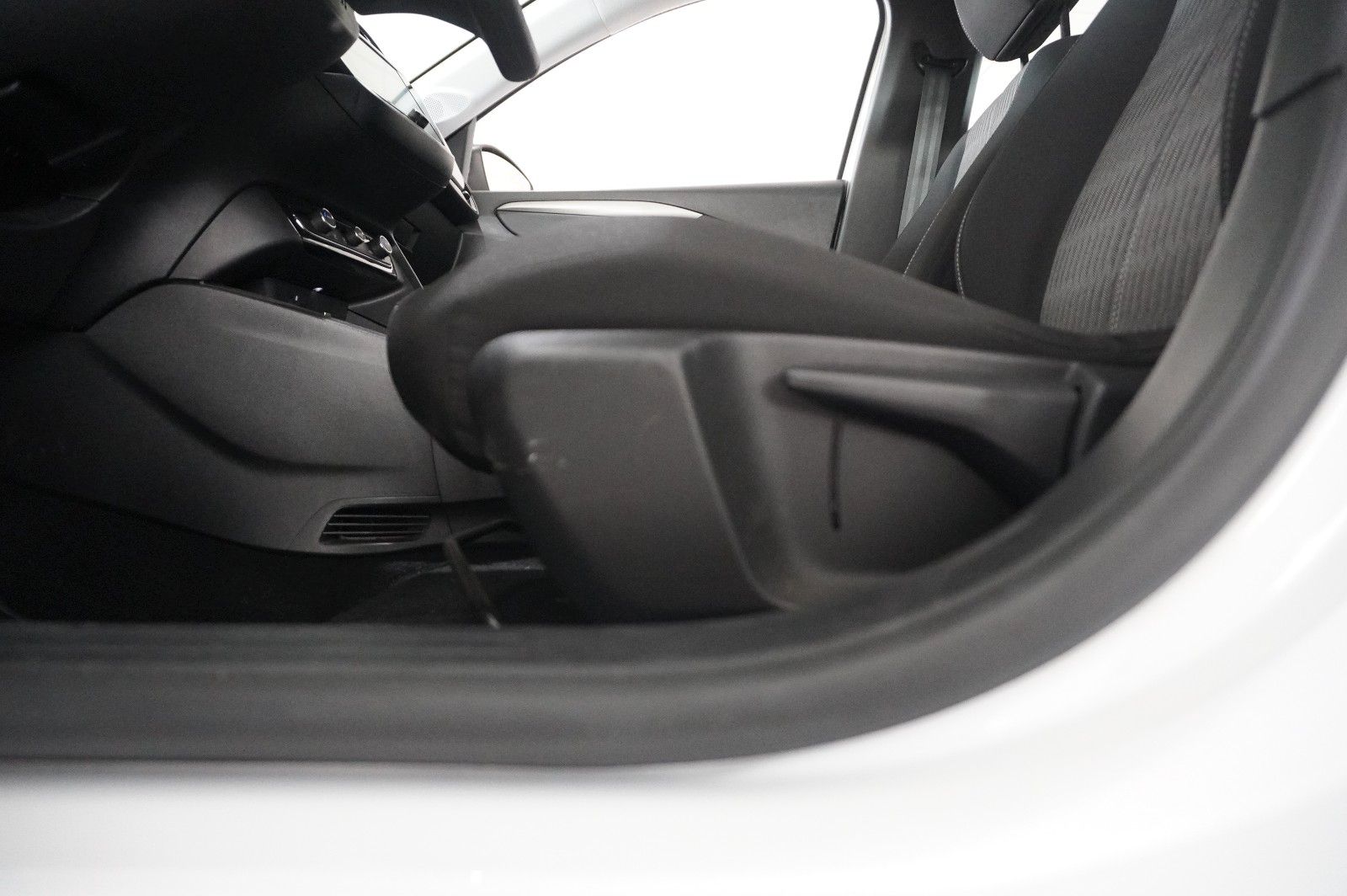 Fahrzeugabbildung Opel Corsa-e F EDITION 7KW NAVI/VIRT/SPORT/DAB/WÄRMEP