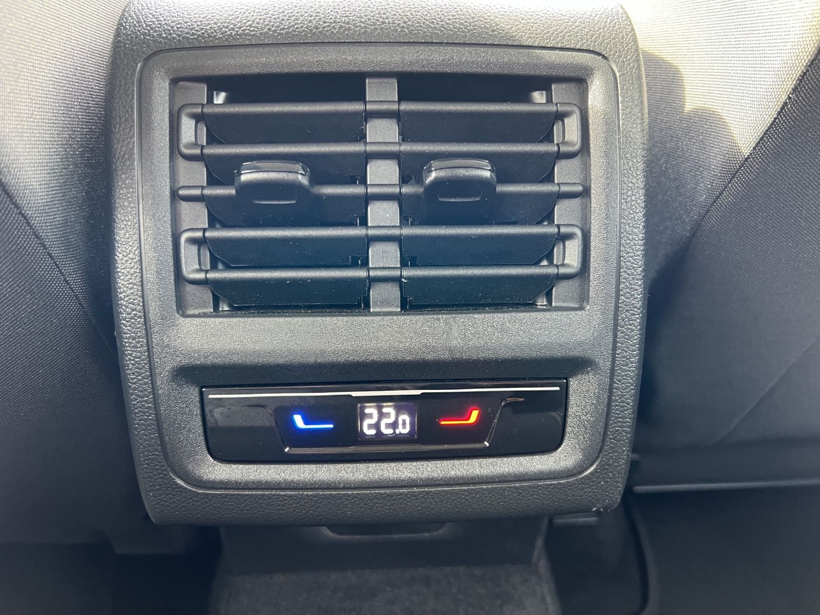 Fahrzeugabbildung Volkswagen Golf VIII TSI Active LED AHK Navi AID ACC RFK SH