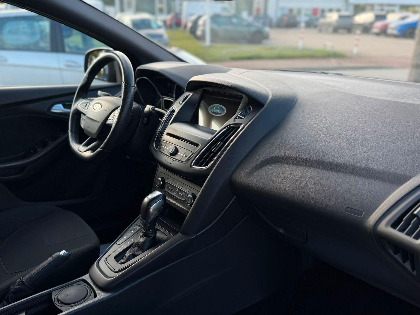 Ford Focus ST-Line Navi PDC SHZ Winterp. Facelift Kam