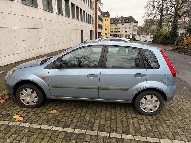 Ford Fiesta 1.4 Automatik 80 PS Grau bläul...